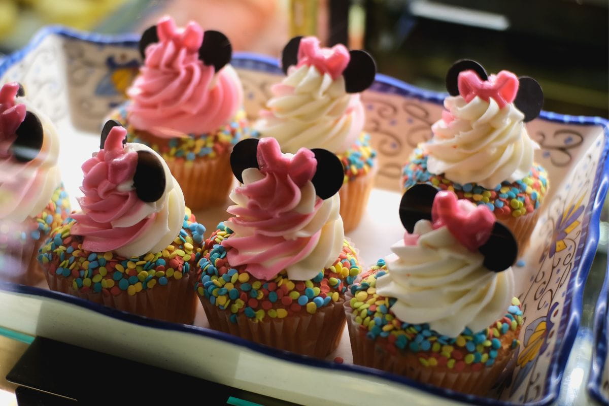 Cupcakes with Minnie Mouse themed frosting design