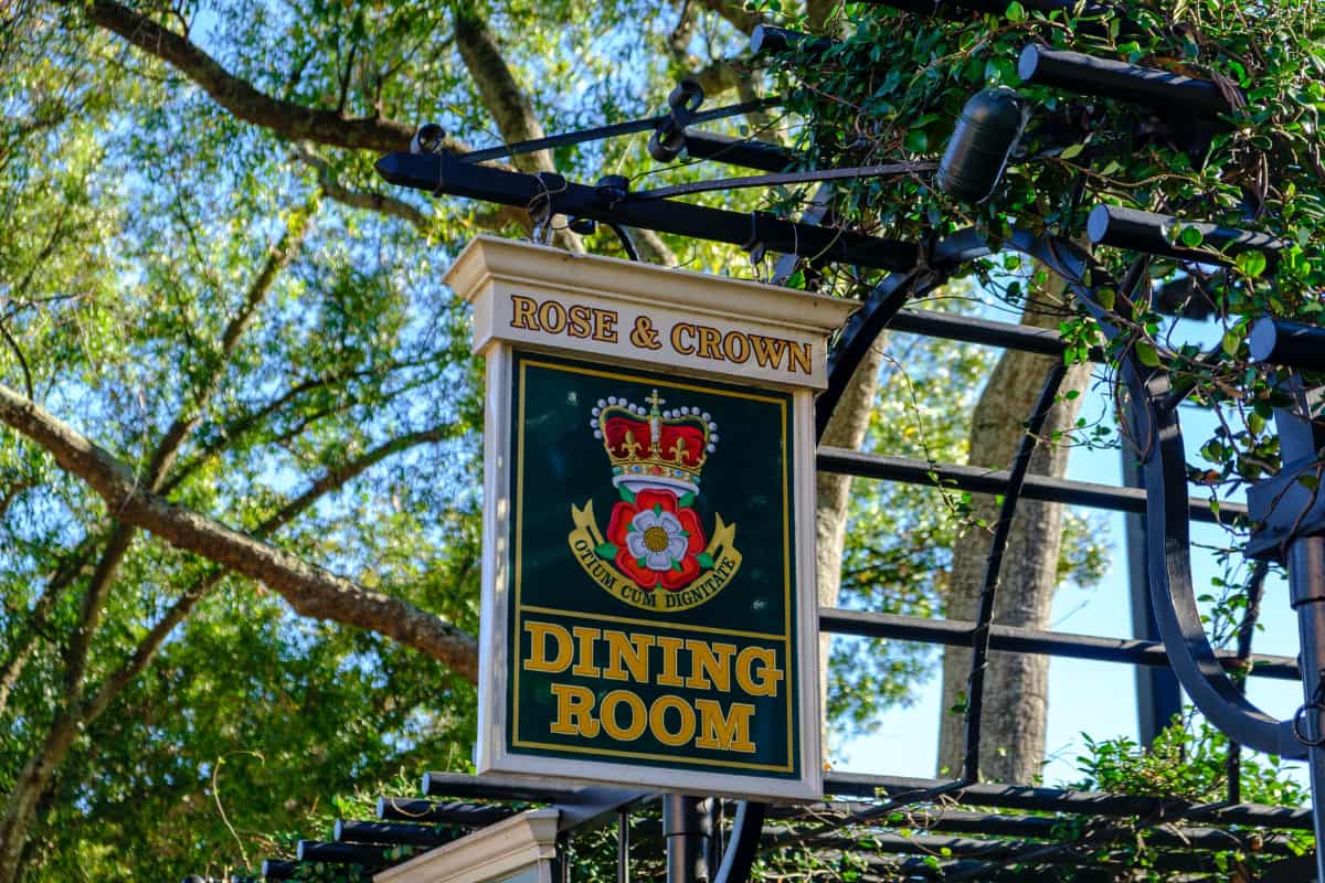 Rose & Crown Dining Room signpost at Walt Disney World