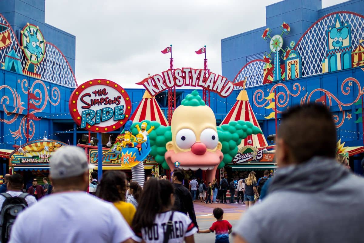 People lining up to go into The Simpsons Ride at Universal Studios