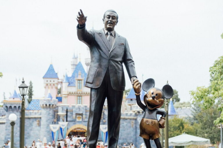 Why Is Disneyland So Popular? (7 Reasons)