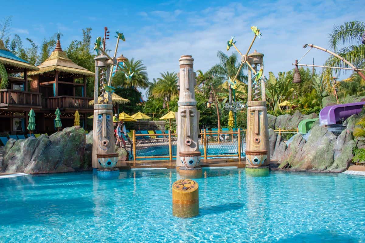 Moai statues, pool and cabanas at Volcano Bay in Universal Orlando