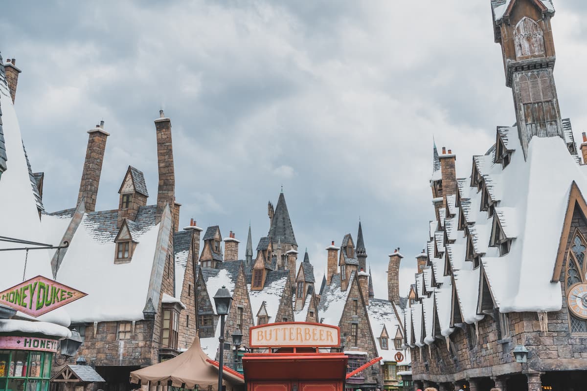 A butterbeer sign can be seen at a distance beside Honeydukes. 